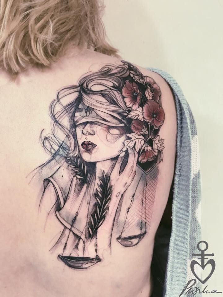 Tatuajes de Libra en espalda con flores rojas pluma justicia cegada artistico