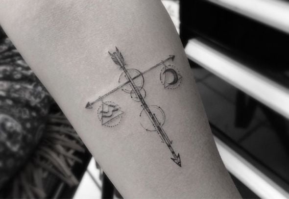 Tatuaggi della Bilancia a forma di croce, frecce, luna, triangolo