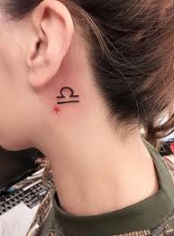 Il simbolo della Bilancia è tatuato dietro l'orecchio