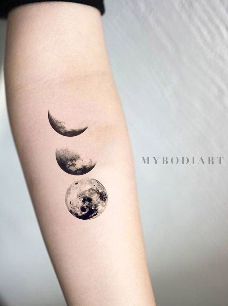 Tatuajes de Luna etapas lunares en brazo luna llena media y creciente Tatuajes de Luna etapas lunares en brazo luna llena media y creciente