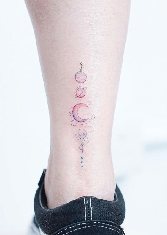 Tatuajes de Luna y otros astros con linea al medio en pantorrilla Tatuajes de Luna y otros astros con linea al medio en pantorrilla