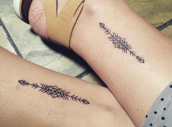 Tatuajes de Madre e Hijas Flechas con patrones en rombos en munecas