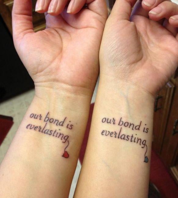 Tatuajes de Madre e Hijas en ambas munecas inscripcion our bond is everlasting nuestro vinculo es eterno