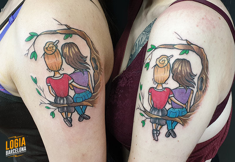 Tatuajes de Madre e Hijas en ambos brazos casi en el hombro chica y madre en hamaca