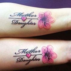 Tatuajes de Madre e Hijas en antebrazo con flor tipo amapola