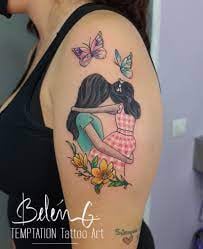 Tatuajes de Madre e Hijas en colores con mariposas y ramo de flores madre alzando a nina
