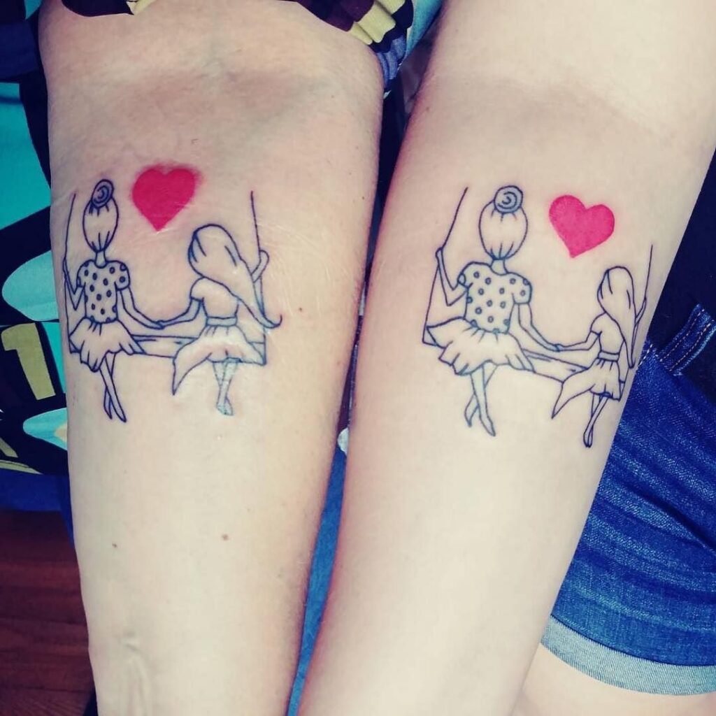 Tatuajes de Madre e Hijas hamaca en cada antebrazo con corazon rojo