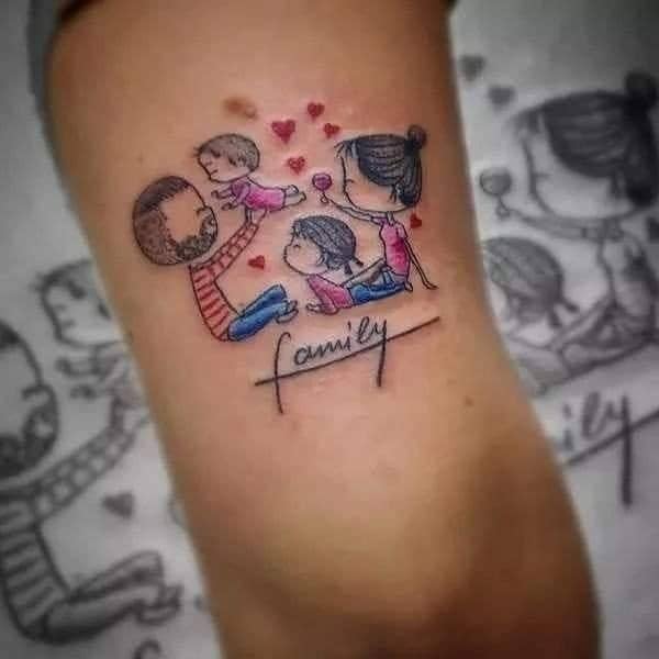 Tatuaggi di madri, padre e tre figli con cuori e la parola famiglia