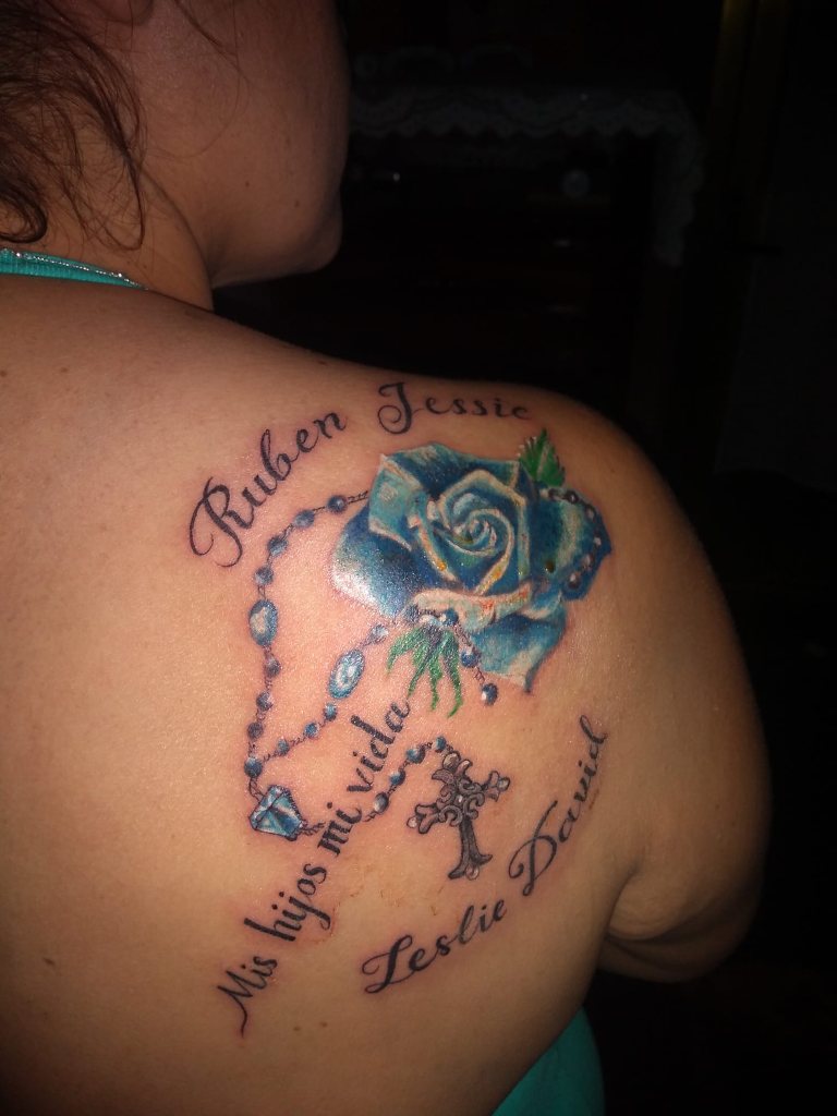 Tatuajes de Madres a Hijos Mira yo me hice este con el nombre de mis 4 hijos rosa azul cruz rosario ruben jessie leslie david