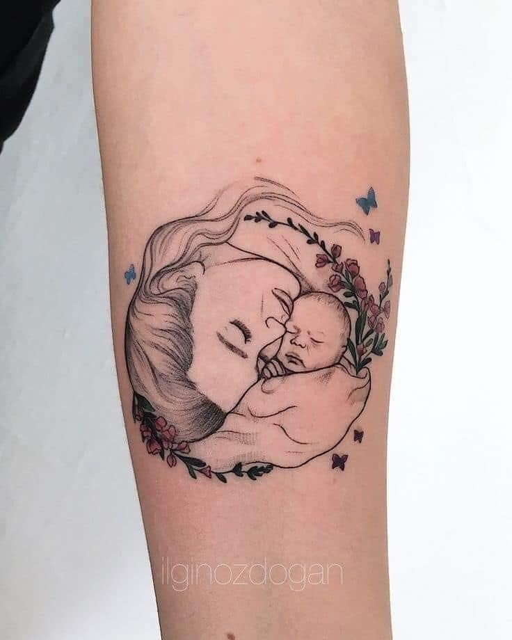 Tatouages de mères à enfants étreignant bébé et bouquet de fleurs rouges