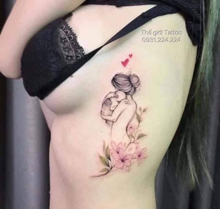 Tatouages de mères à enfants sur le côté de la poitrine avec bébé et fleurs roses
