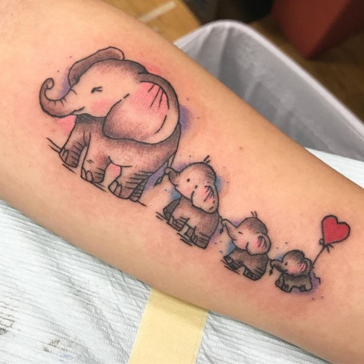 Tattoos von Müttern bis zu Kindern mit vier Elefanten