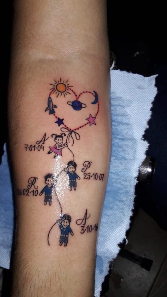 Tatuagens de Mães para Filhos quatro filhos 3 meninos datas iniciais coração com sol lua estrelas