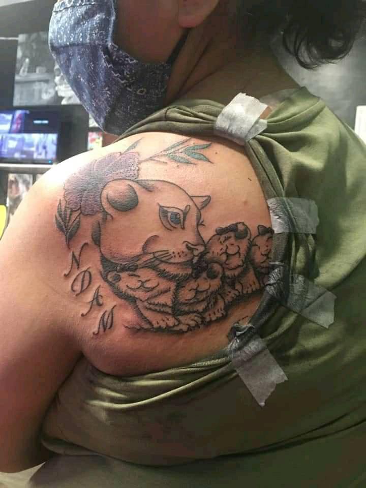 Tatuaggi di mamme con bambini, leonessa con quattro leoncini sulla spalla