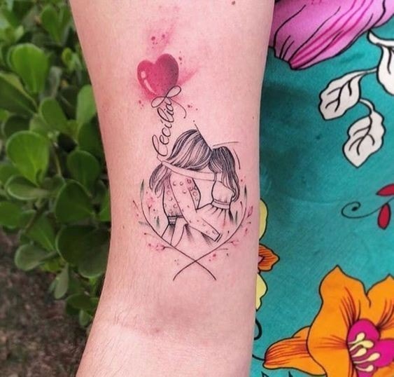 Tatuajes de Madres a Hijos madre e hija a upa con nombre cecilia y corazon de globo