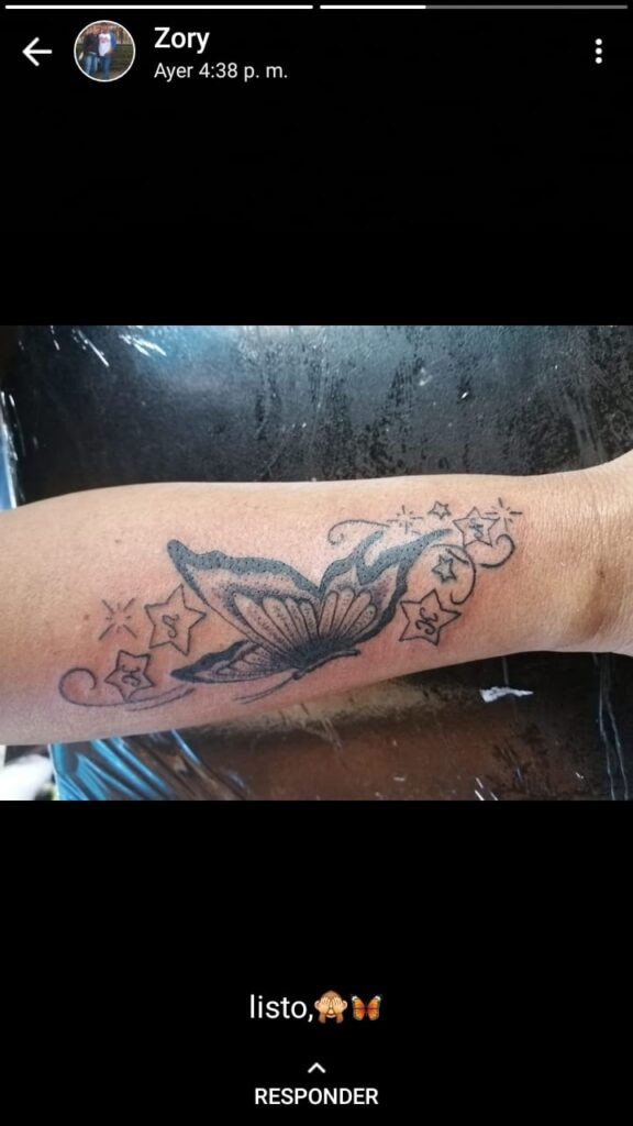 Tatuajes de Madres a Hijos me hice esta mariposa con las 4 iniciales de mis hijos..me encanto