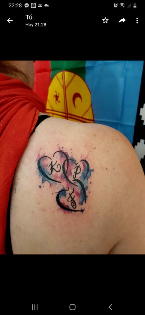 Tatuagens de mãe para filho três corações na omoplata com iniciais