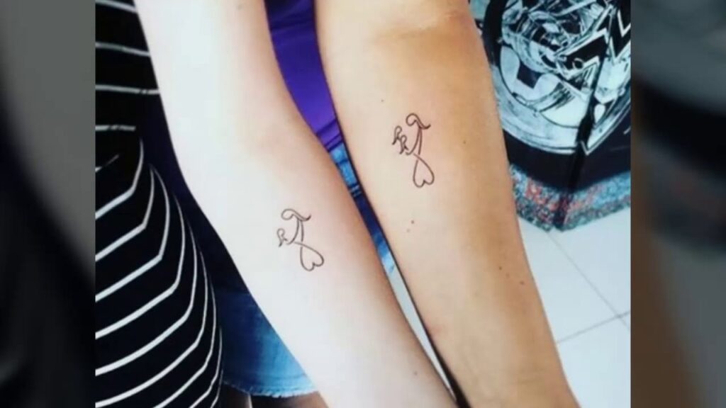 Tatuajes de Madres e Hijas Frase infinito en ambos antebrazos
