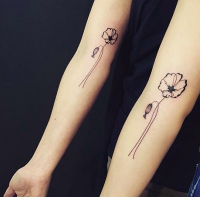 Tatuajes de Madres e Hijas contorno de flor en brazo