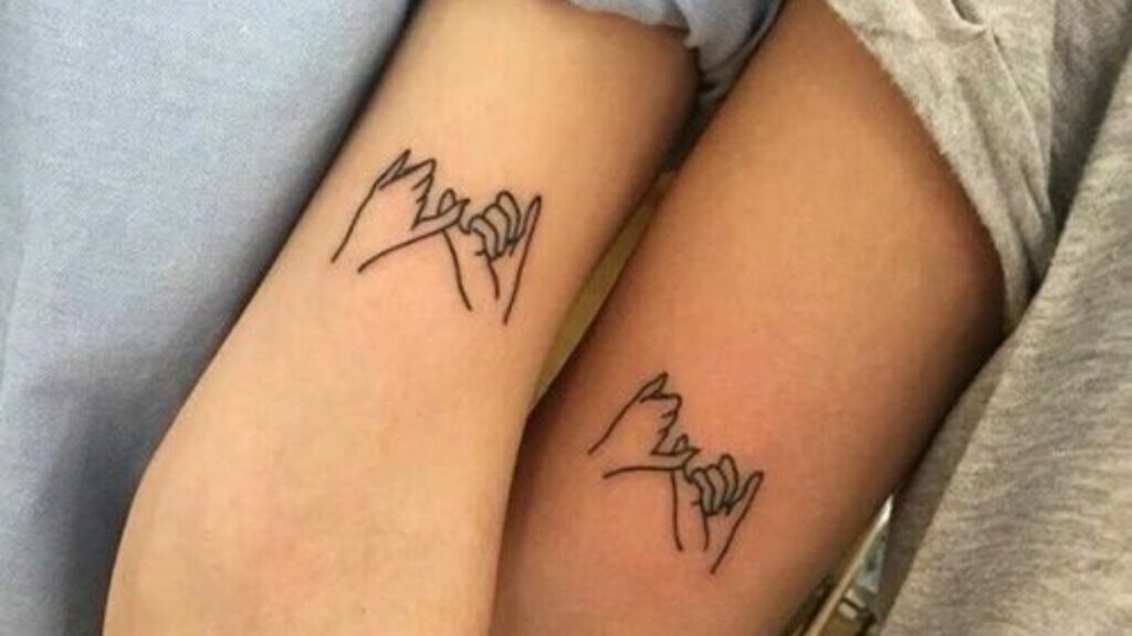 Tatuajes de Madres e Hijas dedos entrelazados en brazo