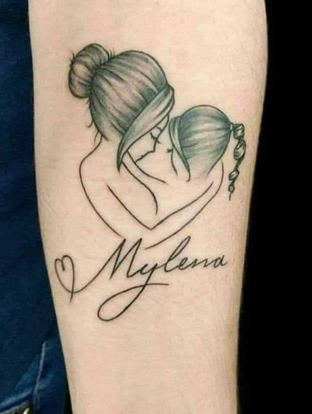 Tatuagens de Mães e Filhos Mãe abraçando uma menina Mylena