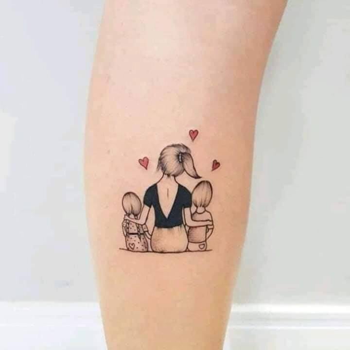 Tatuajes de Madres para Hijos en la piel y en el corazon clasico madre sentada con dos ninos