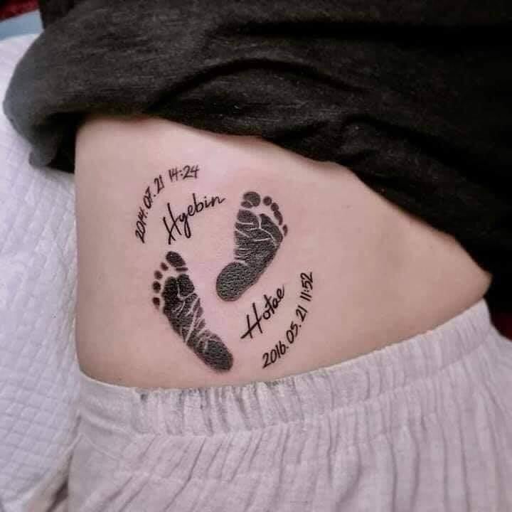 Tatuaggi di Mamme per Bambini sulla pelle e sul cuore, due piedi di bambini sull'addome