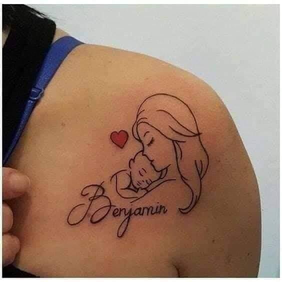 Tatuaggi di mamme per bambini sulla pelle e nel cuore, madre che abbraccia il bambino sulla spalla Benjamin