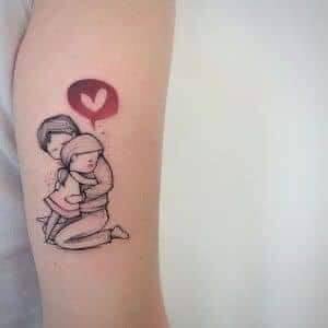 Tatuaggi delle Mamme per i Bambini sulla pelle e sul cuore, mamma che abbraccia bambina e cuore rosso