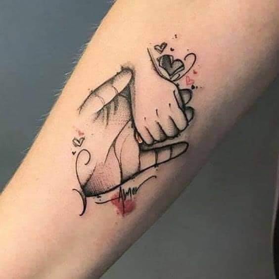 Tatuaggi delle Mamme per i Bambini sulla pelle e sul cuore delle manine che tengono le mani della mamma