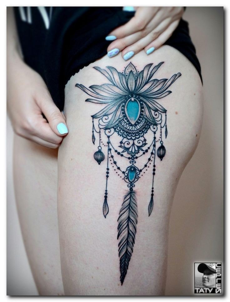 Blaue Mandalas mit Stein-Tattoos auf dem Oberschenkel
