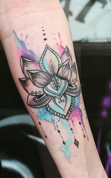 Mandalas-Tattoos mit farbigen Wasserfarben auf dem Unterarm