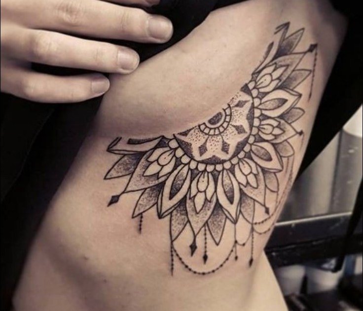 Mandalas-Tattoos unter der Brust der Frau 1