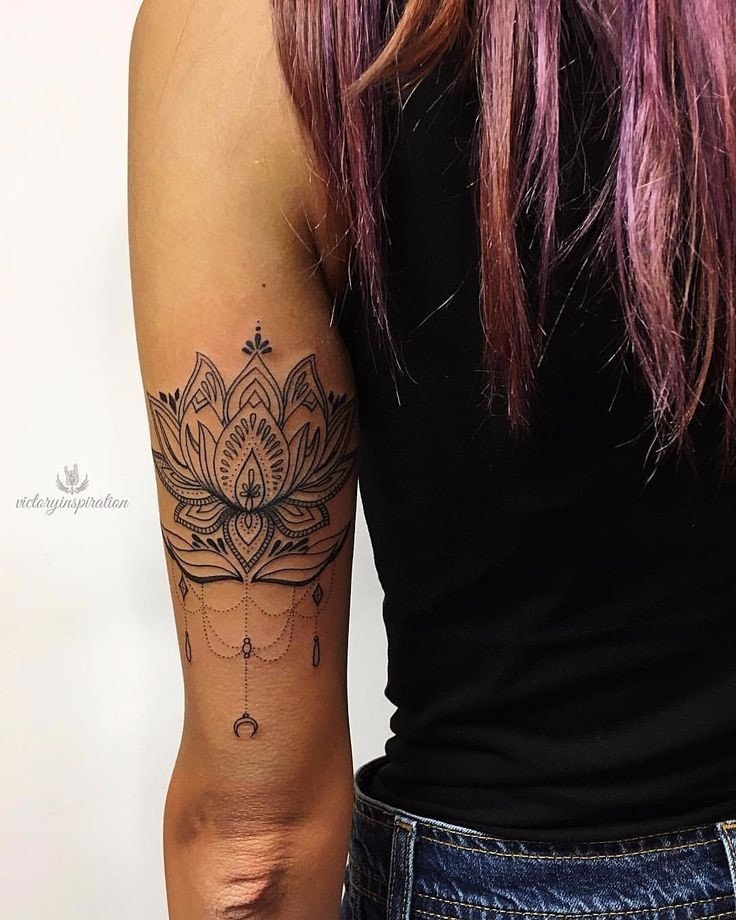 Mandalas-Tattoos hinter dem Arm über dem Ellenbogen der Frau