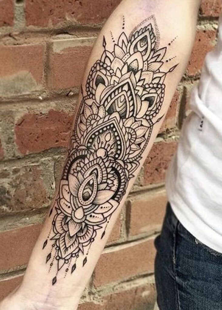 Mandalas-Tattoos auf dem weiblichen Unterarm
