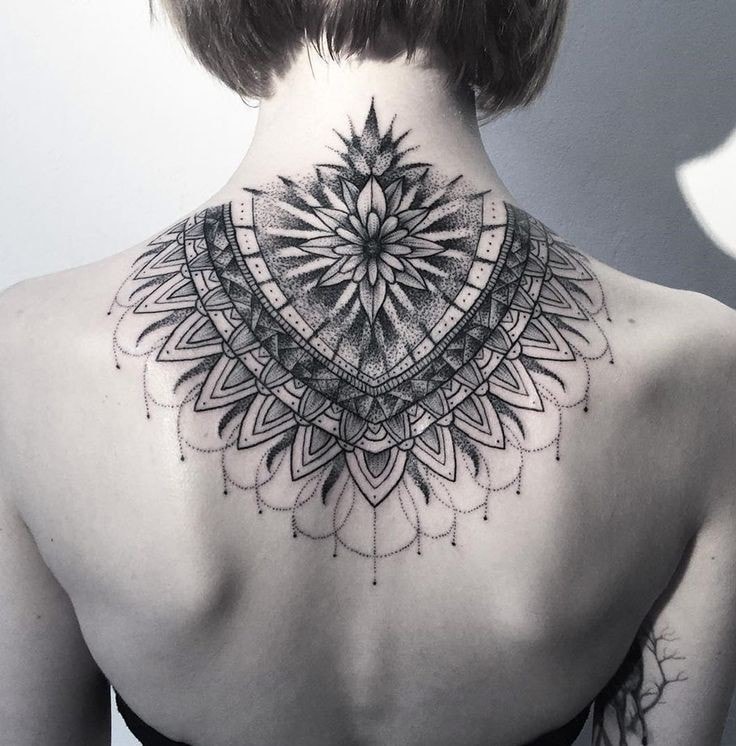 Mandalas-Tattoos am Hals oder halbkreisförmigen Rücken