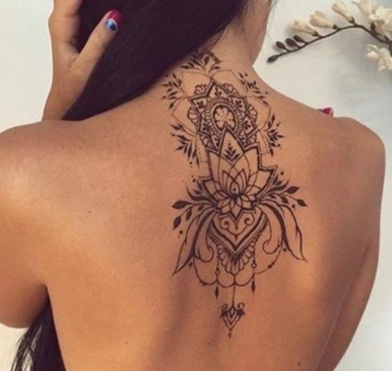 Mandalas-Tattoos auf Hals und Rücken