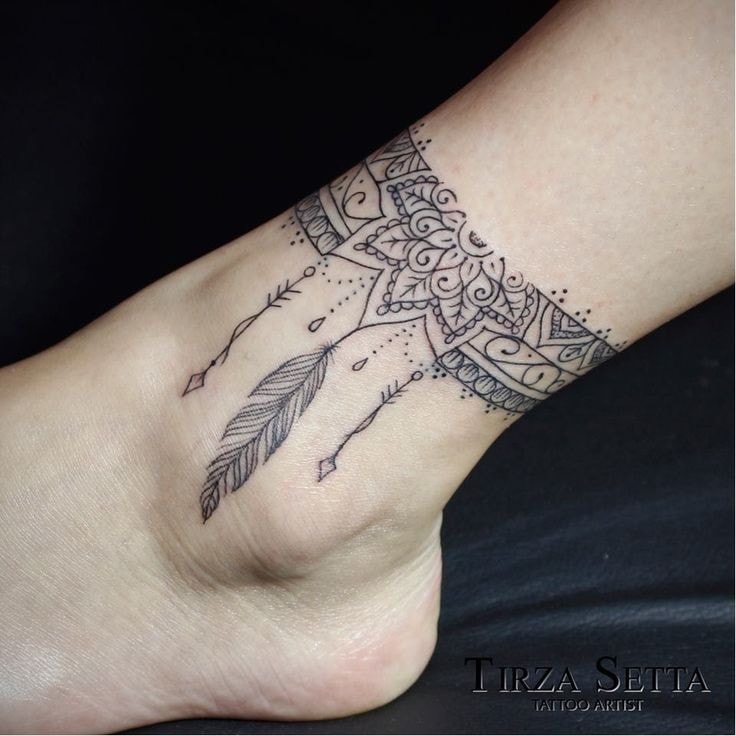 Mandalas-Tattoos in Form eines Strumpfbandes am Fuß und Spann einer Frau