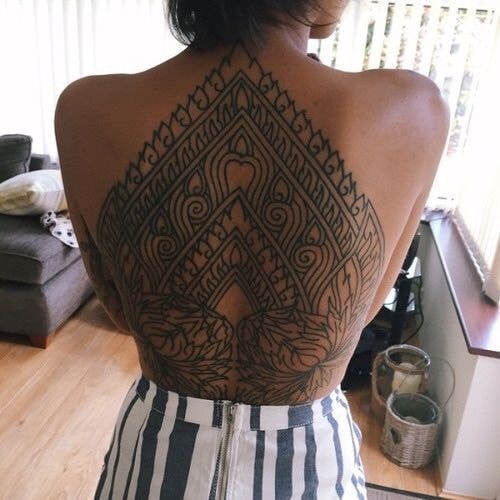 Tatuajes de Mandalas en toda la espalda mujer