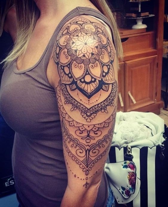 Mandalas-Tattoos auf dem gesamten Arm für Frauen