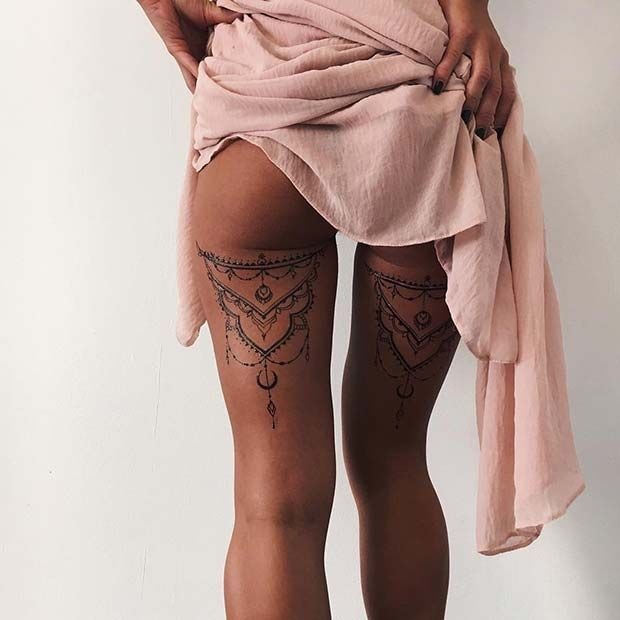 Mandalas-Tattoos direkt unterhalb der beiden Gesäßbacken