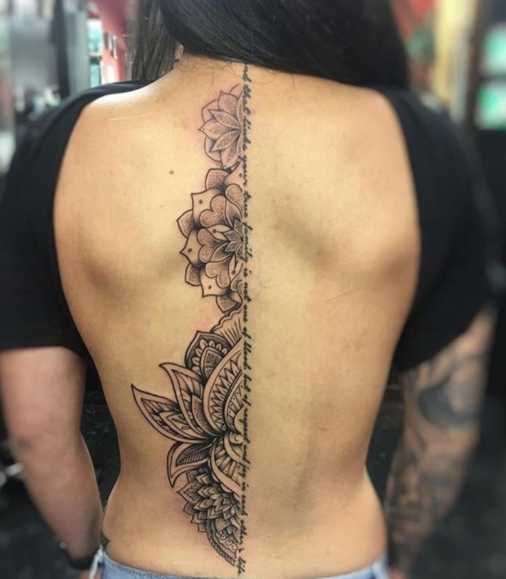 Tatuajes de Mandalas mitad de espalda y linea por columna