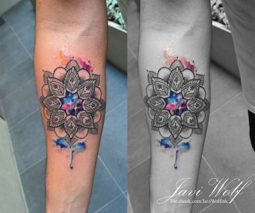 Schwarze Mandalas-Tattoos mit farbiger Mitte