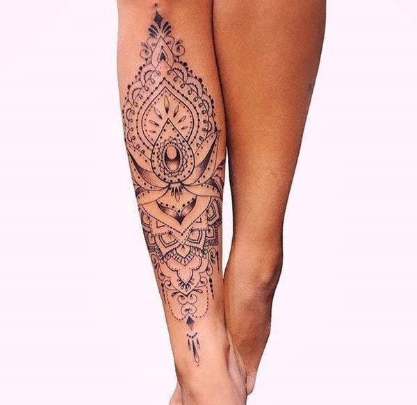 Mandalas-Tattoos auf der Rückseite der Wade einer Frau