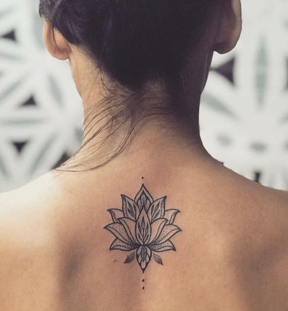 Kleine Mandalas-Tattoos in der Mitte der Schulterblätter