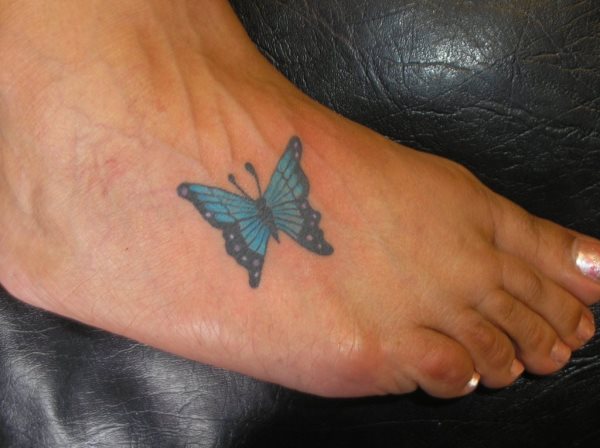 Tatouages de papillons bleus sur pied