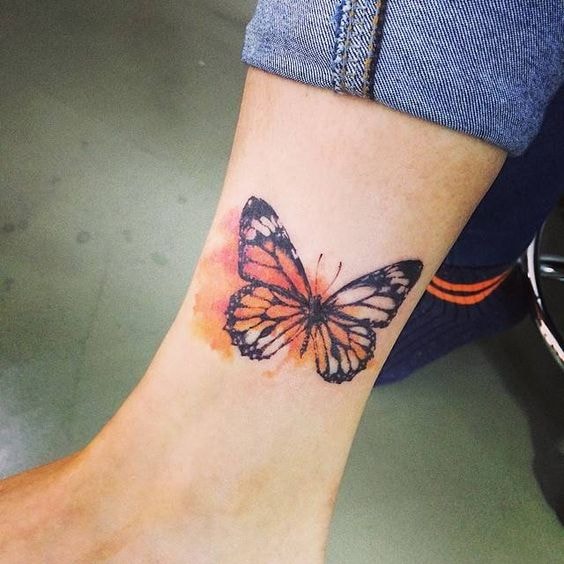 Orangefarbene Schmetterlings-Tattoos auf der Wade 1
