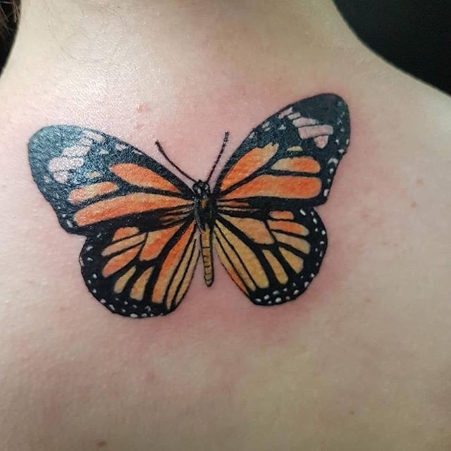 Orangefarbene Schmetterlings-Tattoos, ein großes hinter dem Hals 1