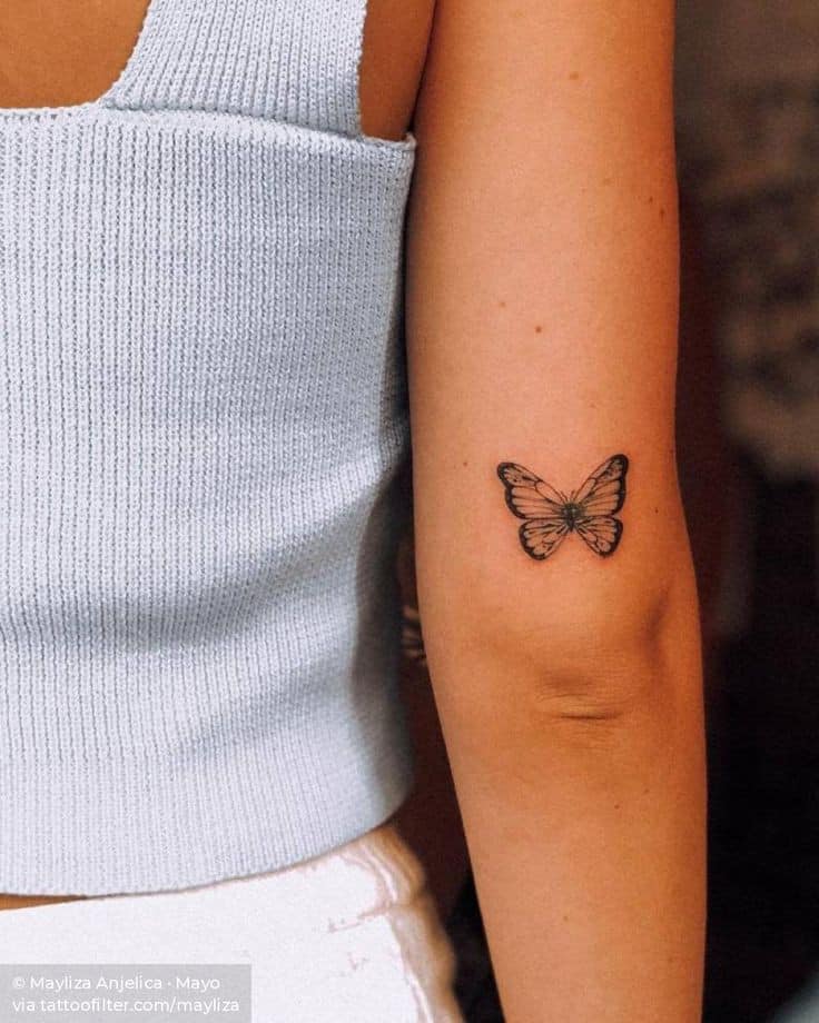 Tatuajes de Mariposas Pequena mariposa negra cerca del codo
