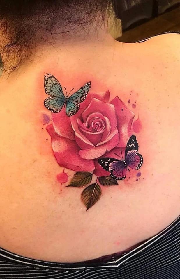 Papillon tatoue deux papillons sur une grande rose dans le dos
